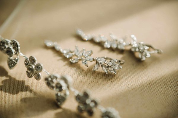 Quels bienfaits apporte le port de boucles d'oreilles en pierre naturelle ?