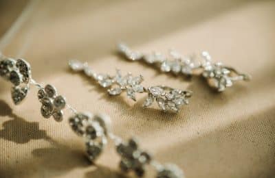 Quels bienfaits apporte le port de boucles d’oreilles en pierre naturelle ?